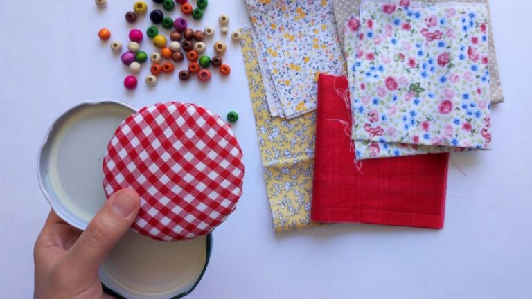 An old trick to transform leftover fabric and jar lids into stylish home decor…